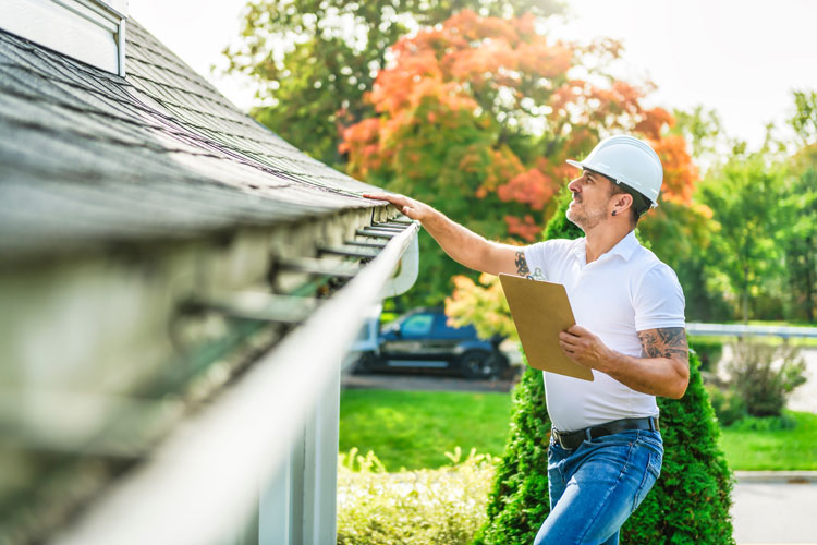 Mann inspiziert wert des Hauses